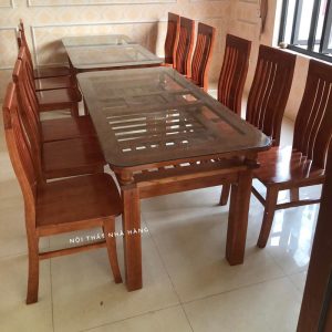 Bàn ăn quán phở